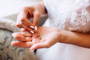 Jak dopasować biżuterię ślubną do sukni?