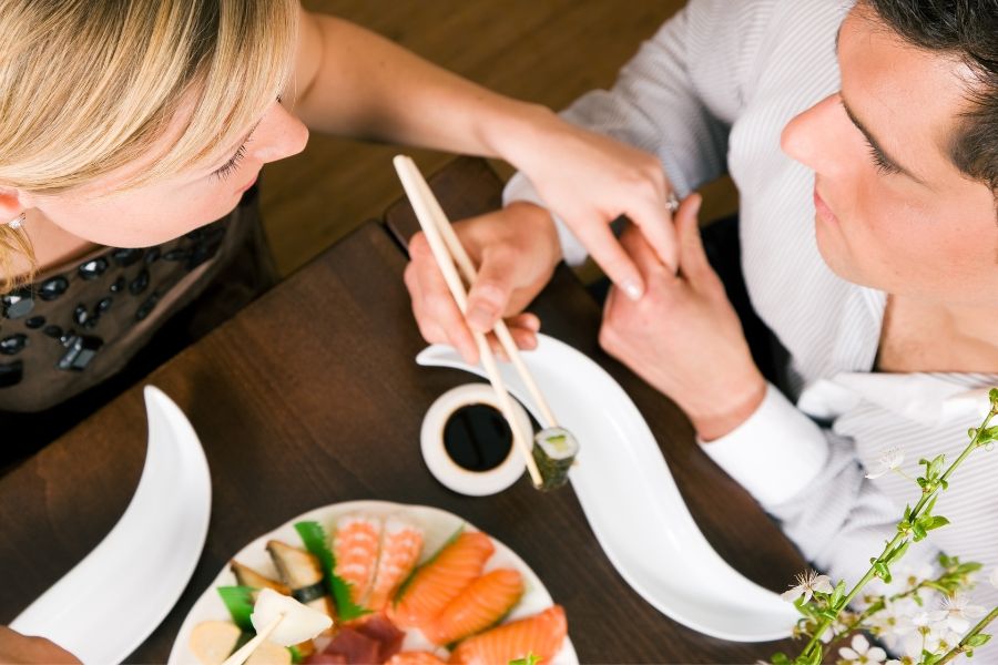 Jak prawidłowo jeść sushi?
